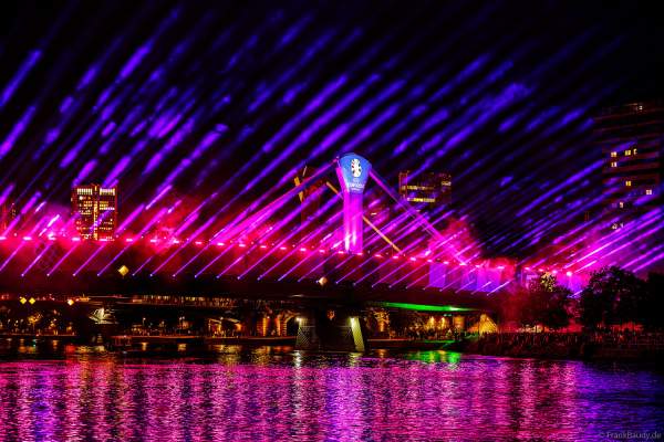 Die Flößerbrücke im Lichtermeer bei der Feier zur Fußball EM 2024 in Frankfurt