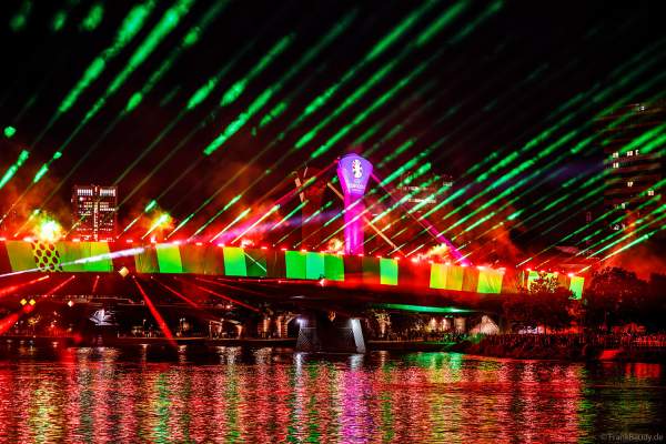 Die Flößerbrücke im Lichtermeer bei der Feier zur Fußball EM 2024 in Frankfurt