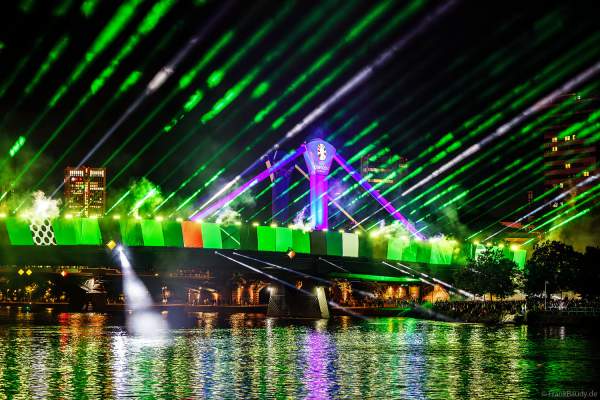Die Flößerbrücke im Lichtermeer bei der Feier zur Fußball EM 2024 in Frankfurt