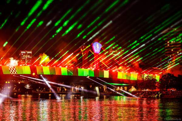 Die Flößerbrücke im Lichtermeer bei der Feier zur Fußball EM 2024 in Frankfurt