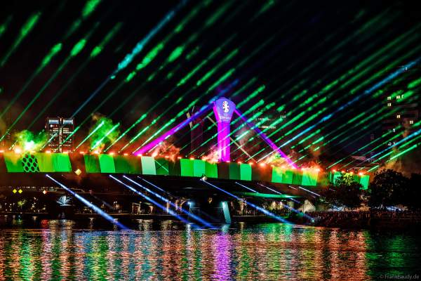 Die Flößerbrücke im Lichtermeer bei der Feier zur Fußball EM 2024 in Frankfurt