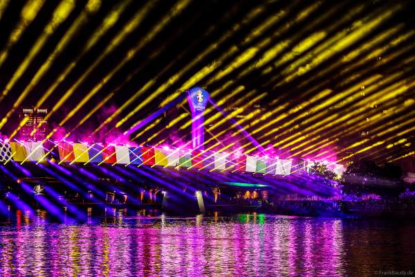 Die Flößerbrücke im Lichtermeer bei der Feier zur Fußball EM 2024 in Frankfurt