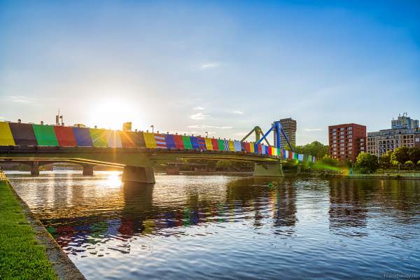Abendstimmung beim Aufbau für die Eröffnungsveranstaltung der Fußball EM 2024 in Frankfurt