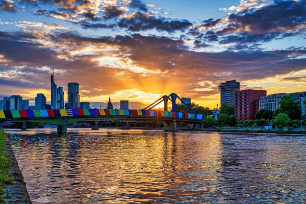 Abendstimmung beim Aufbau für die Eröffnungsveranstaltung der Fußball EM 2024 in Frankfurt