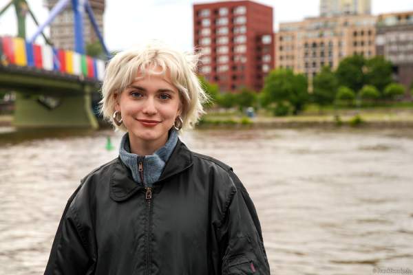 Die Frankfurter Singer-Songwriterin Julie Kuhl vor der Eröffnungsfeier zur Fußball EM 2024 in Frankfurt