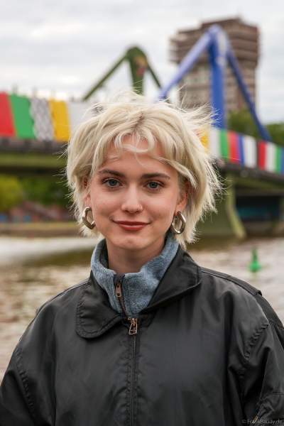 Die Frankfurter Singer-Songwriterin Julie Kuhl vor der Eröffnungsfeier zur Fußball EM 2024 in Frankfurt