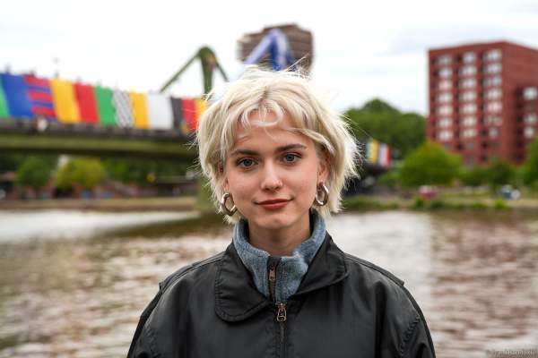 Die Frankfurter Singer-Songwriterin Julie Kuhl vor der Eröffnungsfeier zur Fußball EM 2024 in Frankfurt