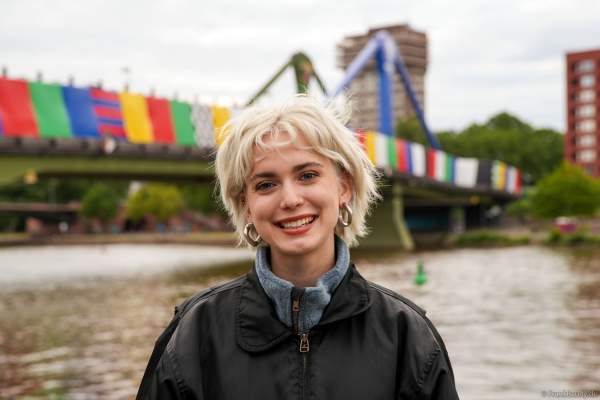 Die Frankfurter Singer-Songwriterin Julie Kuhl vor der Eröffnungsfeier zur Fußball EM 2024 in Frankfurt