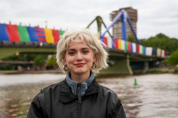 Die Frankfurter Singer-Songwriterin Julie Kuhl vor der Eröffnungsfeier zur Fußball EM 2024 in Frankfurt