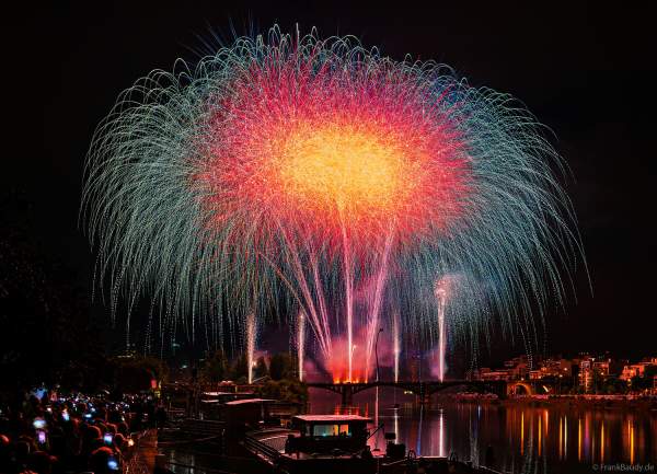 Feuerwerk auf der Brücke PONT DE LEVALLOIS zum Nationalfeiertag in Paris am 13. Juli 2024