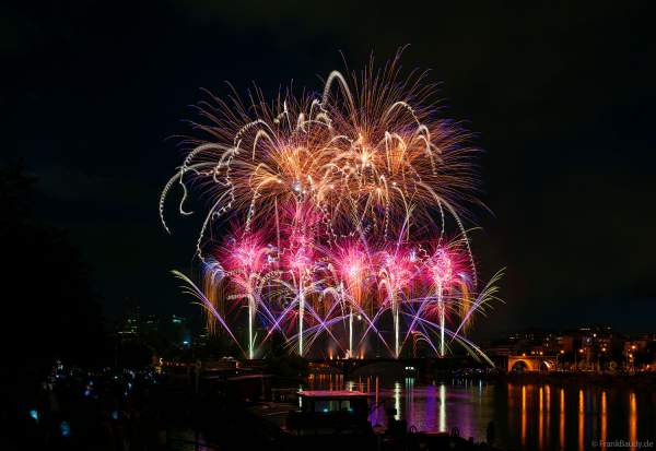 Feuerwerk auf der Brücke PONT DE LEVALLOIS zum Nationalfeiertag in Paris am 13. Juli 2024