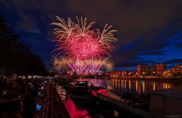 Feuerwerk auf der Brücke PONT DE LEVALLOIS zum Nationalfeiertag in Paris am 13. Juli 2024