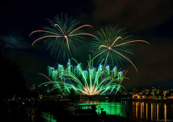 Feuerwerk auf der Brücke PONT DE LEVALLOIS zum Nationalfeiertag in Paris am 13. Juli 2024