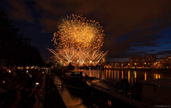 Feuerwerk auf der Brücke PONT DE LEVALLOIS zum Nationalfeiertag in Paris am 13. Juli 2024