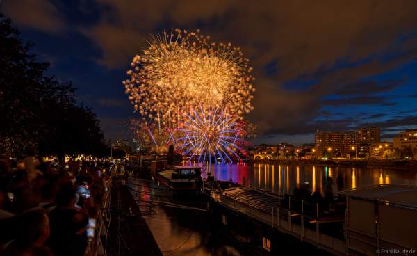 Feuerwerk auf der Brücke PONT DE LEVALLOIS zum Nationalfeiertag in Paris am 13. Juli 2024