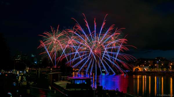 Feuerwerk auf der Brücke PONT DE LEVALLOIS zum Nationalfeiertag in Paris am 13. Juli 2024