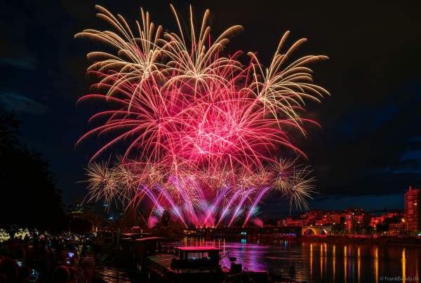 Feuerwerk auf der Brücke PONT DE LEVALLOIS zum Nationalfeiertag in Paris am 13. Juli 2024