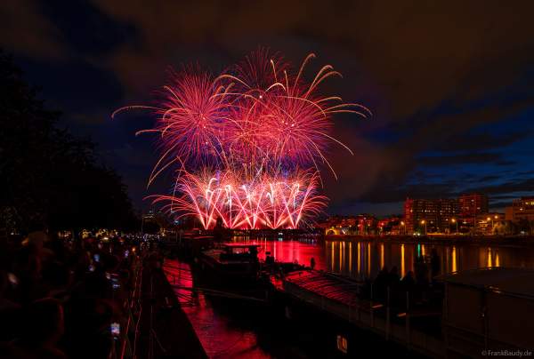 Feuerwerk auf der Brücke PONT DE LEVALLOIS zum Nationalfeiertag in Paris am 13. Juli 2024