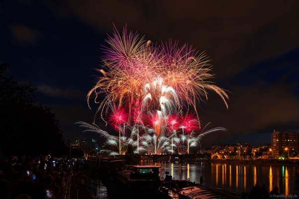 Feuerwerk auf der Brücke PONT DE LEVALLOIS zum Nationalfeiertag in Paris am 13. Juli 2024
