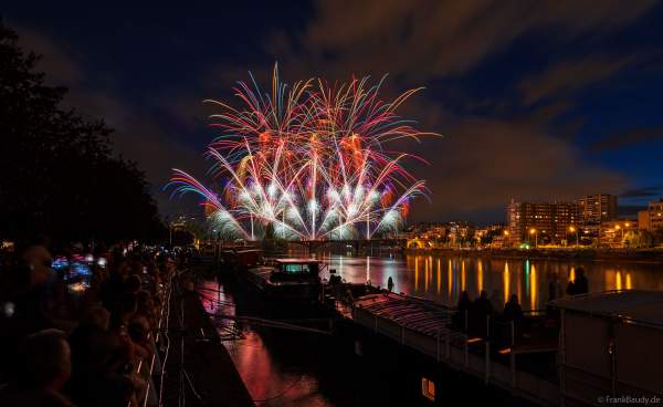 Feuerwerk auf der Brücke PONT DE LEVALLOIS zum Nationalfeiertag in Paris am 13. Juli 2024