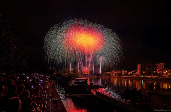 Feuerwerk auf der Brücke PONT DE LEVALLOIS zum Nationalfeiertag in Paris am 13. Juli 2024