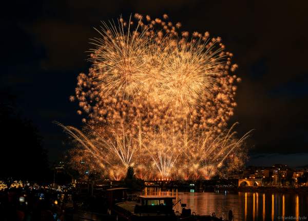 Feuerwerk auf der Brücke PONT DE LEVALLOIS zum Nationalfeiertag in Paris am 13. Juli 2024