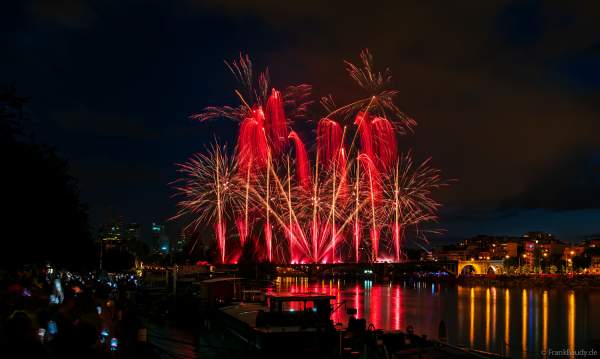Feuerwerk auf der Brücke PONT DE LEVALLOIS zum Nationalfeiertag in Paris am 13. Juli 2024