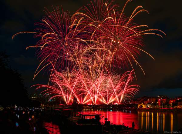 Feuerwerk auf der Brücke PONT DE LEVALLOIS zum Nationalfeiertag in Paris am 13. Juli 2024