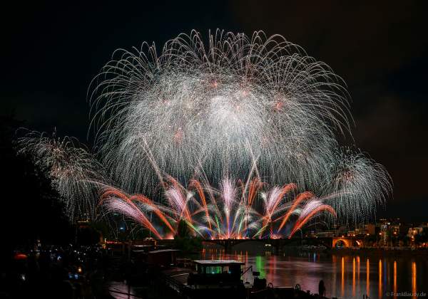Feuerwerk auf der Brücke PONT DE LEVALLOIS zum Nationalfeiertag in Paris am 13. Juli 2024