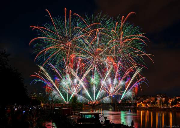 Feuerwerk auf der Brücke PONT DE LEVALLOIS zum Nationalfeiertag in Paris am 13. Juli 2024