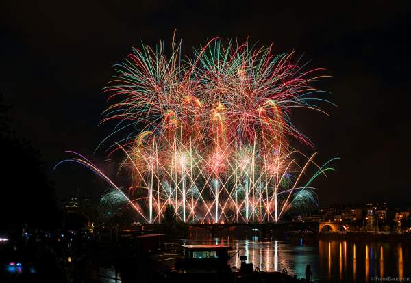 Feuerwerk auf der Brücke PONT DE LEVALLOIS zum Nationalfeiertag in Paris am 13. Juli 2024