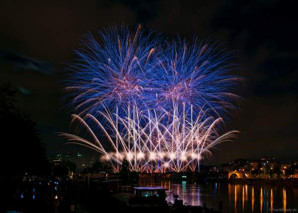 Feuerwerk auf der Brücke PONT DE LEVALLOIS zum Nationalfeiertag in Paris am 13. Juli 2024