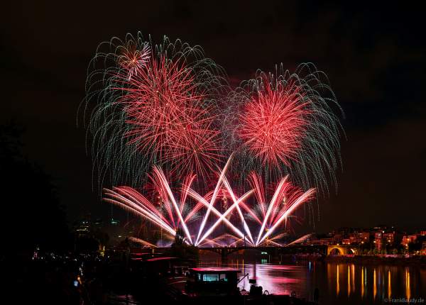 Feuerwerk auf der Brücke PONT DE LEVALLOIS zum Nationalfeiertag in Paris am 13. Juli 2024