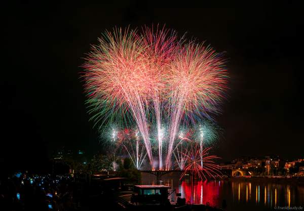 Feuerwerk auf der Brücke PONT DE LEVALLOIS zum Nationalfeiertag in Paris am 13. Juli 2024