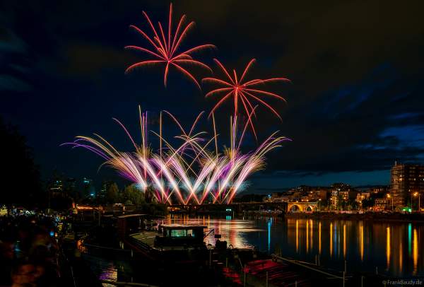 Feuerwerk auf der Brücke PONT DE LEVALLOIS zum Nationalfeiertag in Paris am 13. Juli 2024