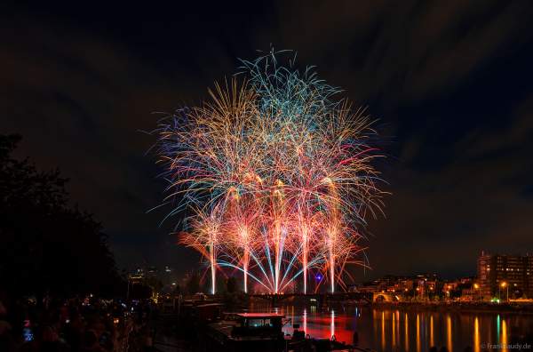 Feuerwerk auf der Brücke PONT DE LEVALLOIS zum Nationalfeiertag in Paris am 13. Juli 2024