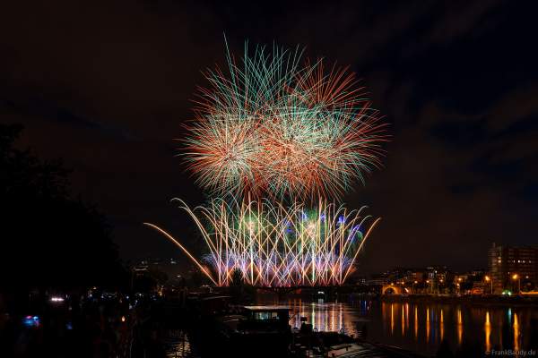 Feuerwerk auf der Brücke PONT DE LEVALLOIS zum Nationalfeiertag in Paris am 13. Juli 2024