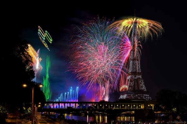 Drohnen- und Feuerwerksshow am Eiffelturm in Paris beim Nationalfeiertag am 14. Juli 2024 die auf die nahenden Olympischen Spiele einstimmte