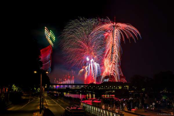Drohnen- und Feuerwerksshow am Eiffelturm in Paris beim Nationalfeiertag am 14. Juli 2024 die auf die nahenden Olympischen Spiele einstimmte