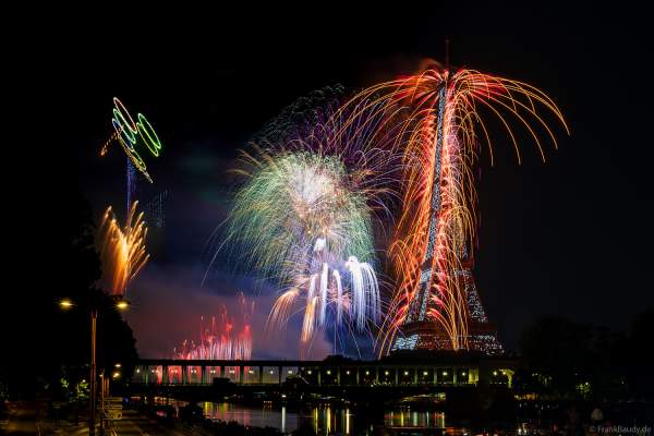 Drohnen- und Feuerwerksshow am Eiffelturm in Paris beim Nationalfeiertag am 14. Juli 2024 die auf die nahenden Olympischen Spiele einstimmte