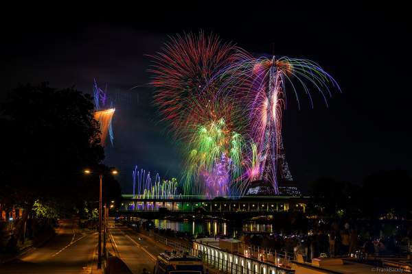 Drohnen- und Feuerwerksshow am Eiffelturm in Paris beim Nationalfeiertag am 14. Juli 2024 die auf die nahenden Olympischen Spiele einstimmte