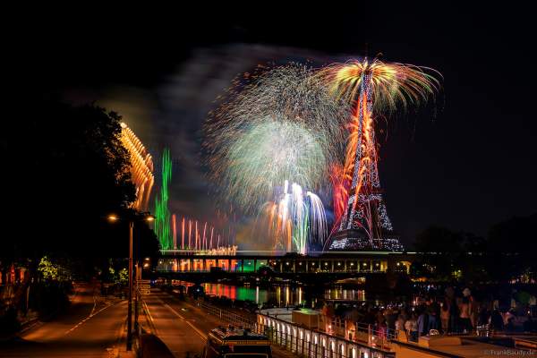 Drohnen- und Feuerwerksshow am Eiffelturm in Paris beim Nationalfeiertag am 14. Juli 2024 die auf die nahenden Olympischen Spiele einstimmte