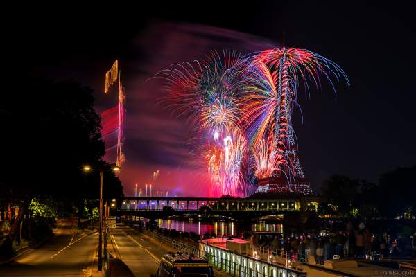 Drohnen- und Feuerwerksshow am Eiffelturm in Paris beim Nationalfeiertag am 14. Juli 2024 die auf die nahenden Olympischen Spiele einstimmte