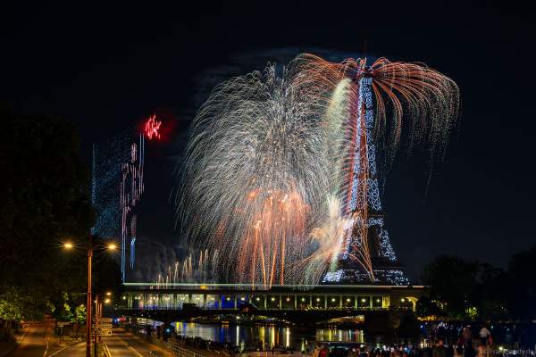 Drohnen- und Feuerwerksshow am Eiffelturm in Paris beim Nationalfeiertag am 14. Juli 2024 die auf die nahenden Olympischen Spiele einstimmte