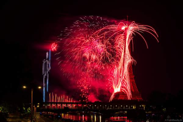 Drohnen- und Feuerwerksshow am Eiffelturm in Paris beim Nationalfeiertag am 14. Juli 2024 die auf die nahenden Olympischen Spiele einstimmte