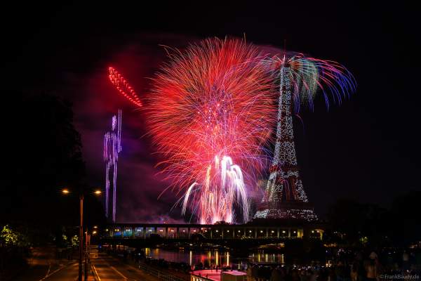 Drohnen- und Feuerwerksshow am Eiffelturm in Paris beim Nationalfeiertag am 14. Juli 2024 die auf die nahenden Olympischen Spiele einstimmte