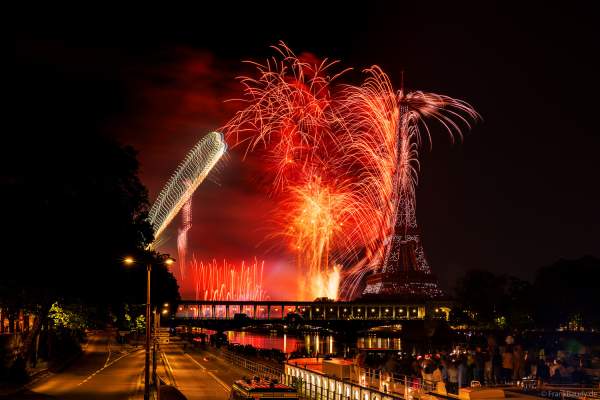 Drohnen- und Feuerwerksshow am Eiffelturm in Paris beim Nationalfeiertag am 14. Juli 2024 die auf die nahenden Olympischen Spiele einstimmte