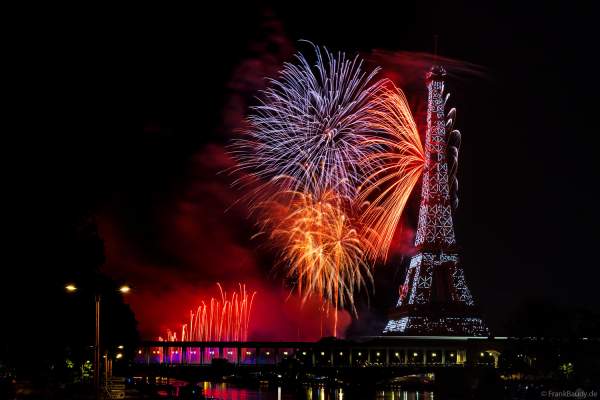 Drohnen- und Feuerwerksshow am Eiffelturm in Paris beim Nationalfeiertag am 14. Juli 2024 die auf die nahenden Olympischen Spiele einstimmte