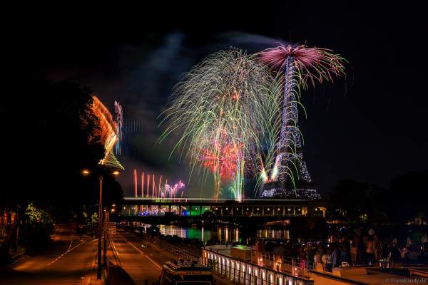Drohnen- und Feuerwerksshow am Eiffelturm in Paris beim Nationalfeiertag am 14. Juli 2024 die auf die nahenden Olympischen Spiele einstimmte