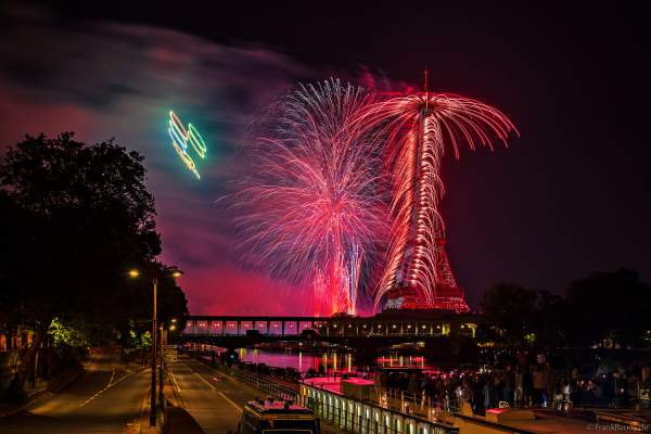 Drohnen- und Feuerwerksshow am Eiffelturm in Paris beim Nationalfeiertag am 14. Juli 2024 die auf die nahenden Olympischen Spiele einstimmte